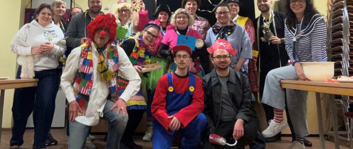 Kölner Sprechbar: Karnevals-Clubabend am 11.02.2026 – Redelust trifft Rhetorik 🎭🎤 Gruppenfoto Toastmasters KSB Karnevalskostueme im Buergerzentrum Deutz Koeln