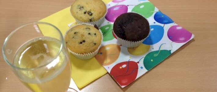 14.03.2016 – 5 Jahre 1. Sprechbar-Meeting – Glückwunsch! Sektglas und Muffins auf festlich gedecktem Tisch zur Feier von 5 Jahren Kölner Sprechbar 2016.