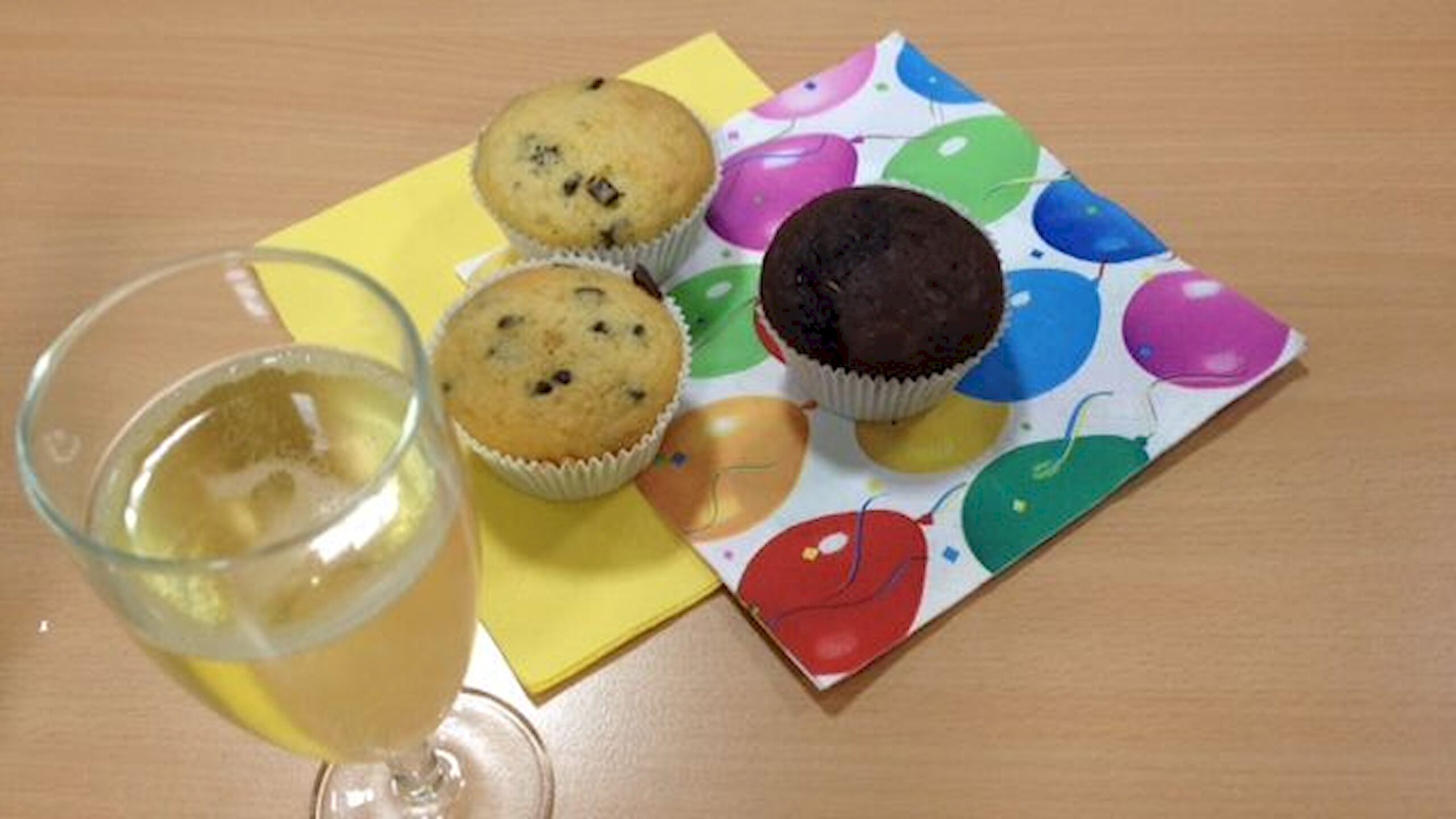 Sektglas und Muffins auf festlich gedecktem Tisch zur Feier von 5 Jahren Kölner Sprechbar 2016.