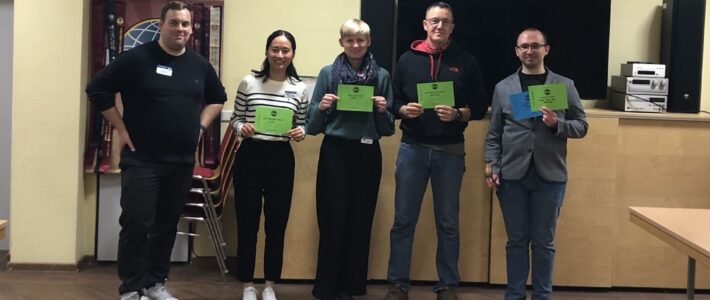 Kölner Sprechbar | Review of our club meeting on April 1, 2026 Five members of Kölner Sprechbar holding certificates at the club meeting on 1 April 2026 in Cologne.