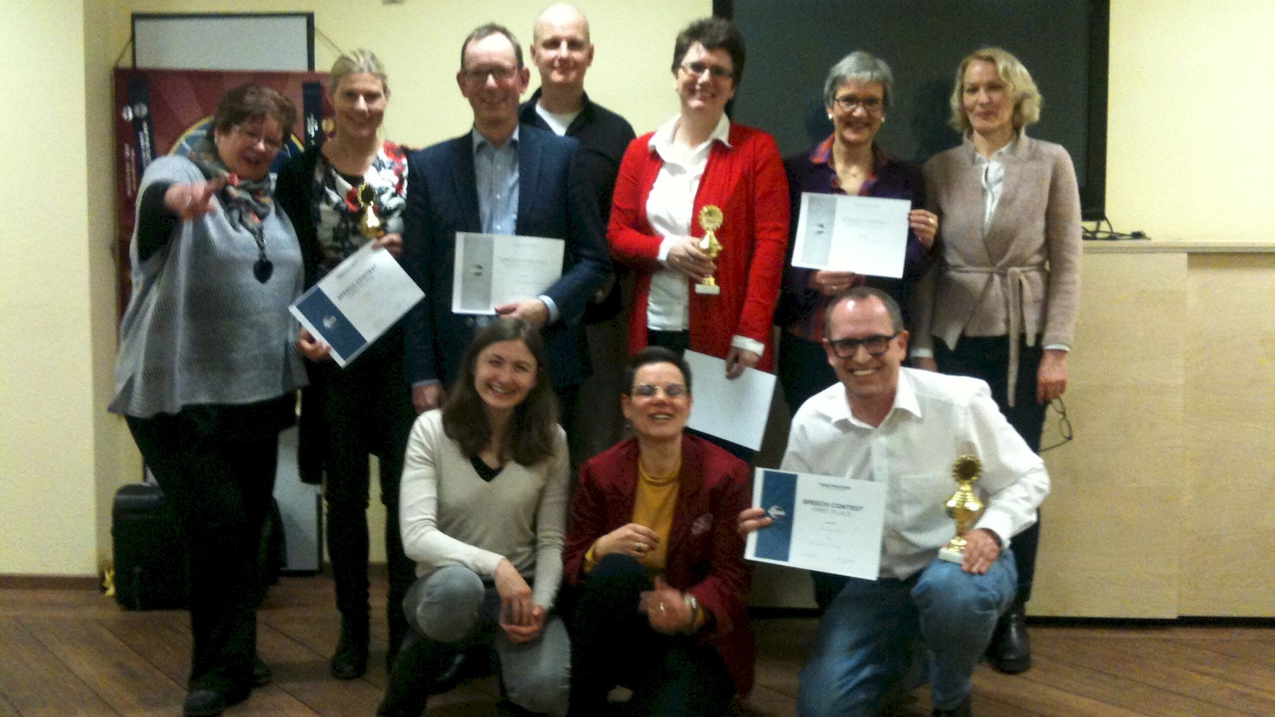 Gewinnerinnen und Gewinner des Frühjahrs-Clubwettbewerbs der Kölner Sprechbar am 17.02.2016 mit Urkunden und Pokalen.