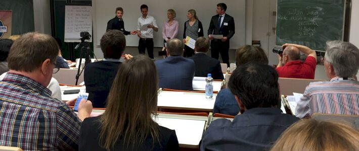 16.04.2016 – Division-Wettbewerb in Köln Teilnehmer und Publikum beim Toastmasters Division-Wettbewerb D95A am 16.04.2016 in Köln – Redner auf der Bühne vor vollem Saal.