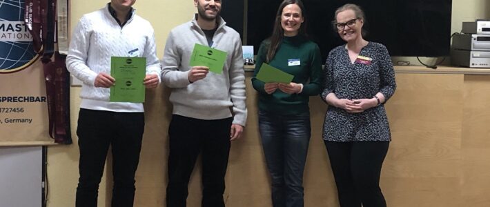 Rückblick auf den englischen Clubabend am 04.02.2026 | Motto: „Time“ ⏱️ Four members of Kölner Sprechbar smiling with their certificates in front of the Toastmasters banner.
