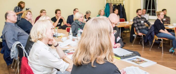 Teilnehmer der Kölner Sprechbar beim Officer-Training in Köln im Januar 2016 – Mitglieder verschiedener Clubs an Tischen während der Schulung.
