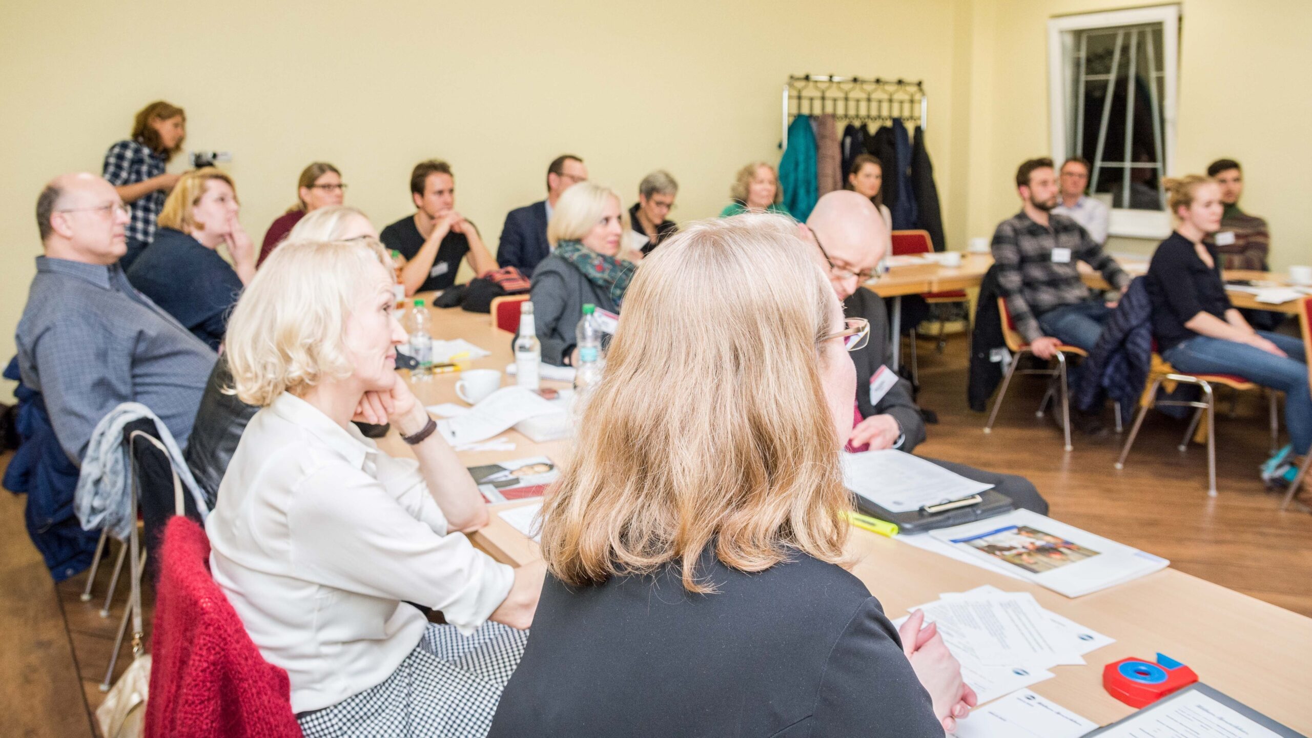 Teilnehmer der Kölner Sprechbar beim Officer-Training in Köln im Januar 2016 – Mitglieder verschiedener Clubs an Tischen während der Schulung.