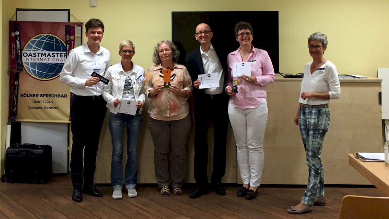 Gruppenfoto eines phantasie- und freudvollen Clubabends der Kölner Sprechbar im Juni 2016.