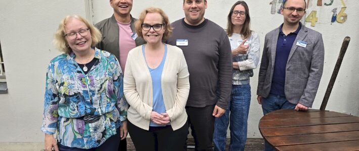 Neuer Vorstand der Kölner Sprechbar für das Toastmasters-Jahr 2026/2027 Sechs Mitglieder des neu gewählten Vorstands der Kölner Sprechbar stehen lächelnd in einem Innenhof vor einer hellen Wand. Von links: Andrea Hoffmann, René Benjamin, Sarah Bahß, Kristof Glienke, Danja Krahe und Aleksandr Anfilofev. Ioanna Alexoudi und Sarah Mewes sind nicht im Bild.