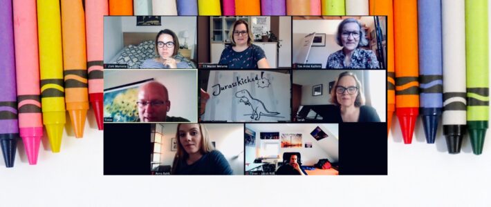 Grafik vor bunten Buntstiften mit einem Zoom-Konferenz-Raster von Toastmasters-Mitgliedern, darunter jemand mit einer Dinosaurier-Zeichnung „Jurasskicked!“.