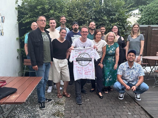 Gruppenfoto von Kölner Sprechbar und Aachener Toastmasters mit signiertem Toastmasters-T-Shirt