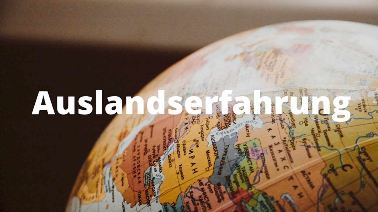 Nahaufnahme eines Globus mit Fokus auf Zentralasien und dem Nahen Osten, davor der Schriftzug „Auslandserfahrung“.