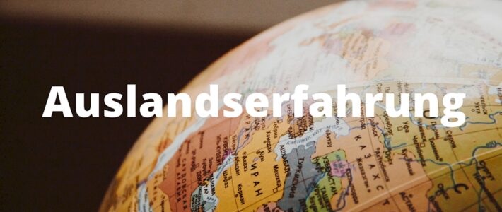 Nahaufnahme eines Globus mit Fokus auf Zentralasien und dem Nahen Osten, davor der Schriftzug „Auslandserfahrung“.