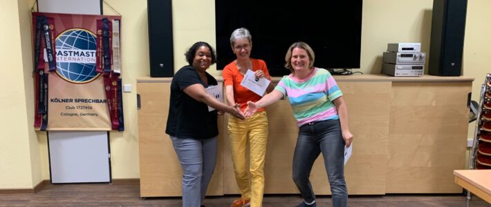 Bewegende Begegnungen Händeschütteln bei der Kölner Sprechbar – Begrüßung auf der Bühne im Toastmasters-Rhetorikclub Köln