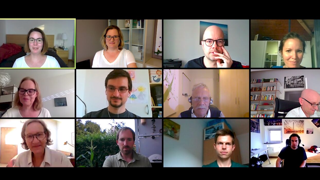 Zwölf Toastmasters-Mitglieder und Gäste sind im Kacheln-Raster einer Zoom-Konferenz zu sehen.