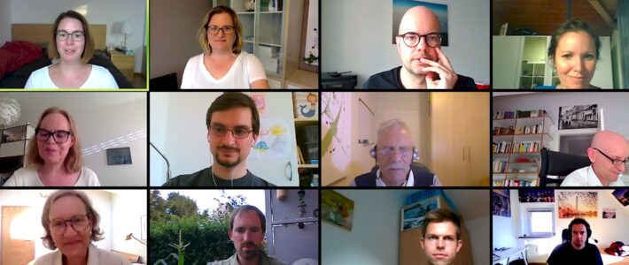 Zwölf Toastmasters-Mitglieder und Gäste sind im Kacheln-Raster einer Zoom-Konferenz zu sehen.