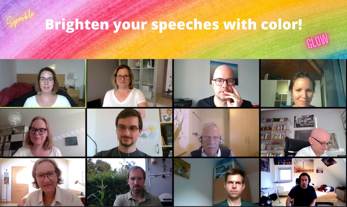 Grafik mit dem Schriftzug „Brighten your speeches with color!“ über einem bunten Regenbogen-Hintergrund, darunter dieselbe Zoom-Konferenz mit den Teilnehmenden.