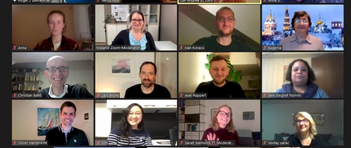 Tourneestop der Cologne Advanced Toastmasters Teilnehmende eines Online-Clubabends sind in einem Raster aus Videokonferenz-Fenstern zu sehen.