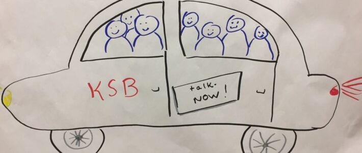 Chefsache Handgezeichnetes Flipchart-Bild eines Autos mit der Aufschrift "KSB" und "talk.NOW!", darin gezeichnete Mitglieder der Kölner Sprechbar.