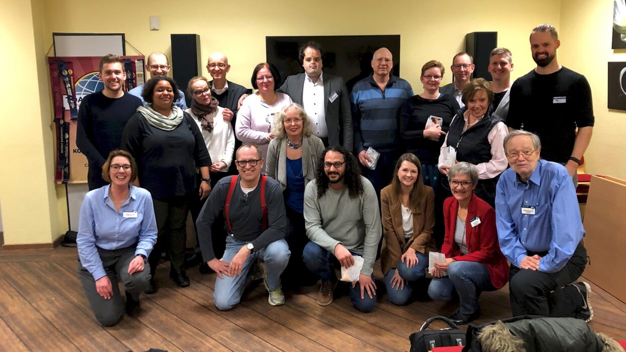 Gruppenfoto aller Teilnehmerinnen und Teilnehmer des englischsprachigen Club-Redewettbewerbs der Kölner Sprechbar.