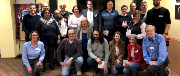 Gruppenfoto aller Teilnehmerinnen und Teilnehmer des englischsprachigen Club-Redewettbewerbs der Kölner Sprechbar.