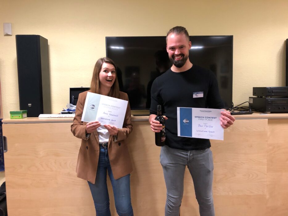 Anne Kaschadt und Ben Pfeiffer halten lächelnd ihre Urkunden für den zweiten und ersten Platz der International Speech.