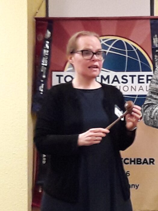 Mitglieder der Kölner Sprechbar im Gespräch während des Clubabends.
