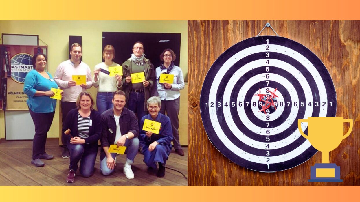 Collage: acht Toastmasters-Mitglieder mit gelben Auszeichnungskarten links, daneben ein Dartboard mit Pfeilen im Zentrum und ein Pokal-Symbol.