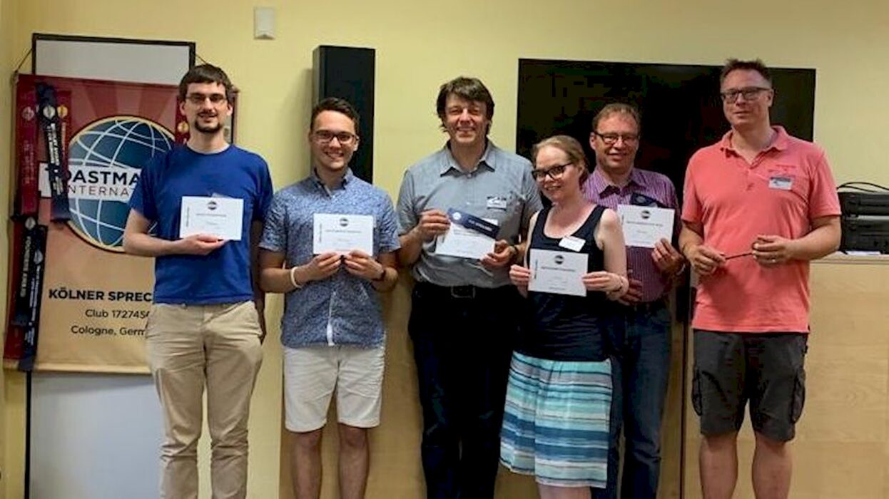 Mitglieder der Kölner Sprechbar während des Clubabends "Extraordinary Performance" bei großer Hitze.
