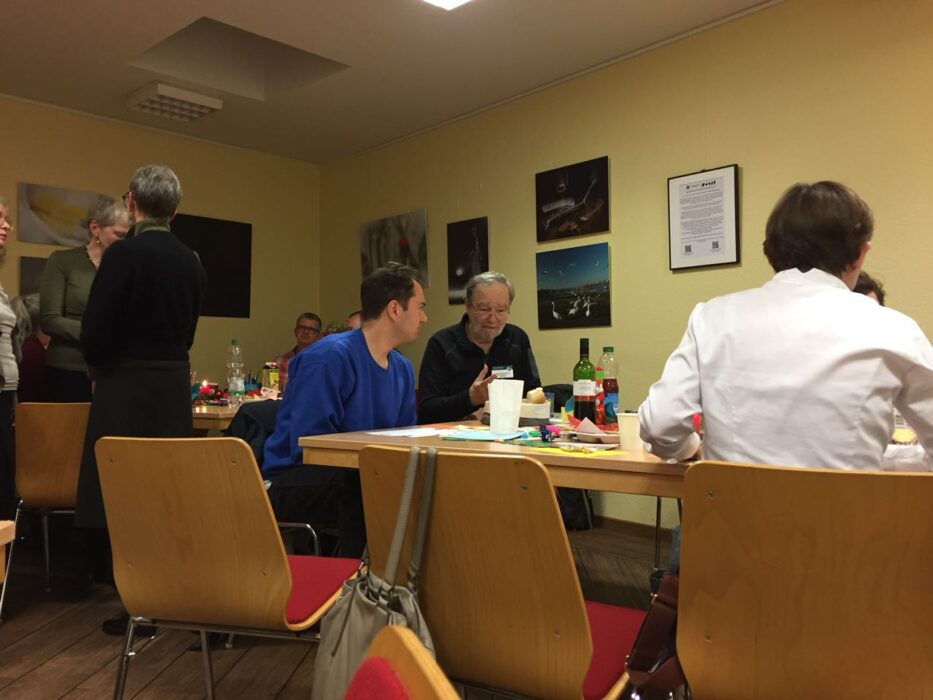 Mitglieder der Kölner Sprechbar feiern gemeinsam bei der Weihnachtsfeier.
