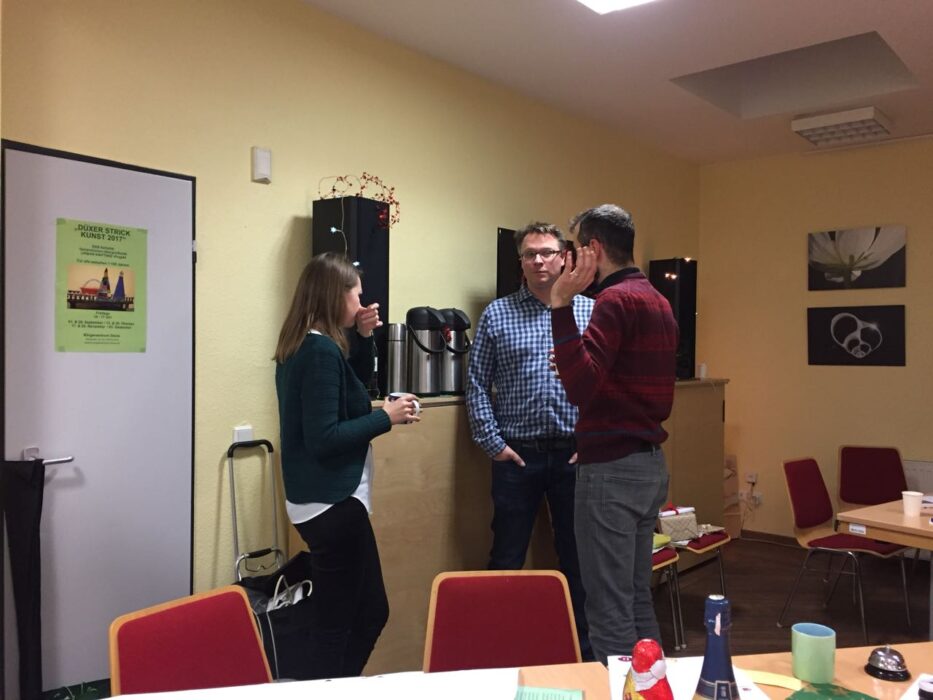 Mitglieder der Kölner Sprechbar feiern gemeinsam bei der Weihnachtsfeier.