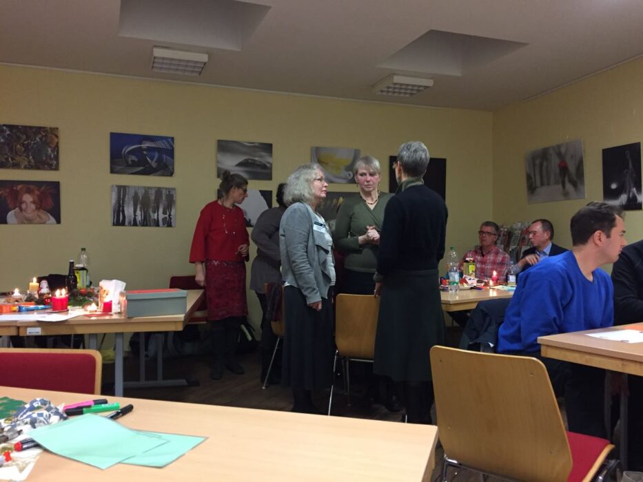 Mitglieder der Kölner Sprechbar feiern gemeinsam bei der Weihnachtsfeier.