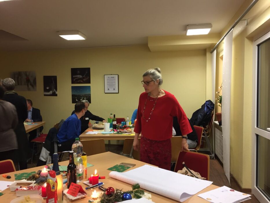 Mitglieder der Kölner Sprechbar feiern gemeinsam bei der Weihnachtsfeier.
