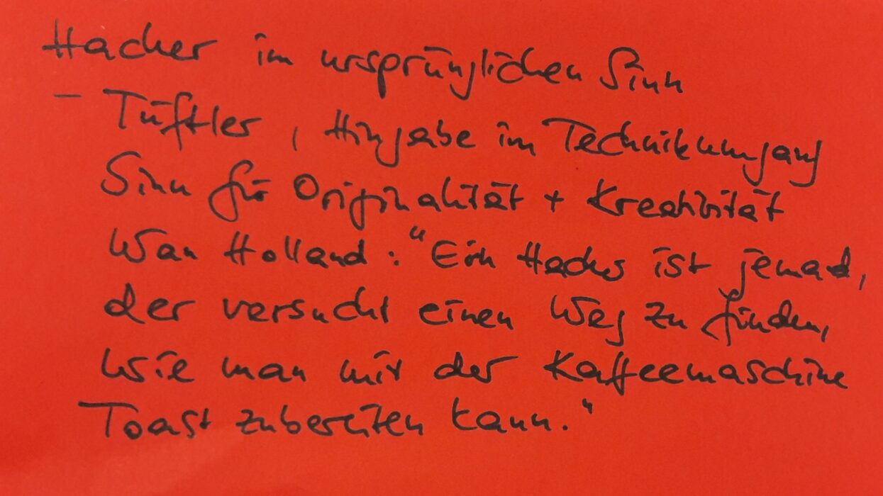 Handgeschriebene Flipchart-Notiz zum Thema "Hacker im ursprünglichen Sinn" mit einem Zitat von Van Holland über Hacker und Kaffeemaschinen.