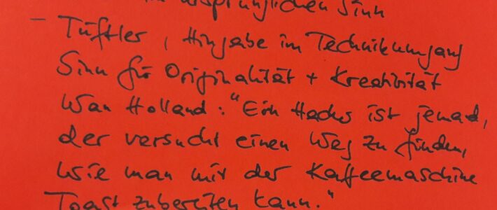 Handgeschriebene Flipchart-Notiz zum Thema "Hacker im ursprünglichen Sinn" mit einem Zitat von Van Holland über Hacker und Kaffeemaschinen.