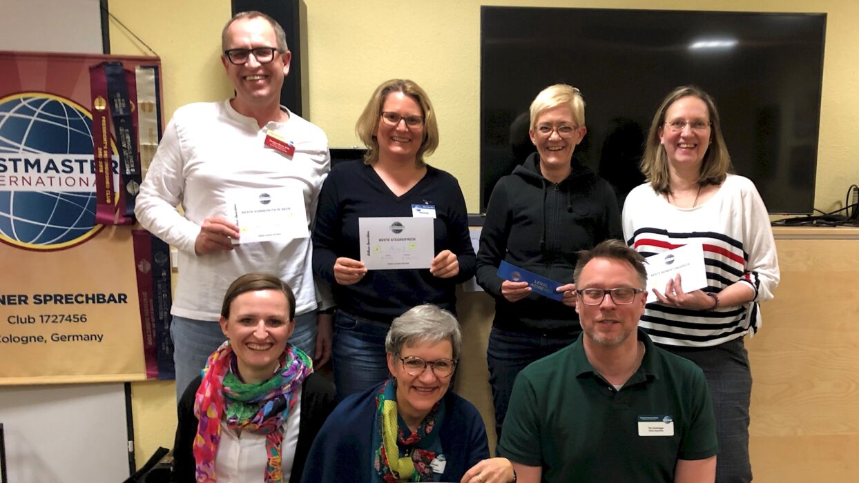 Mitglieder der Kölner Sprechbar während des Clubabends "Herausforderungen meistern".