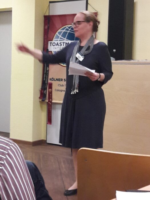 Mitglieder der Kölner Sprechbar im Gespräch während des herbstlichen Clubabends.
