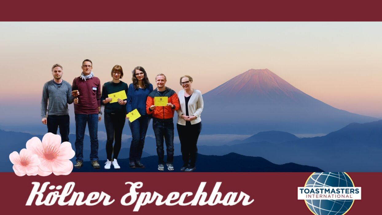 Dieselbe Fotomontage mit Fuji und Kirschblüten, ergänzt um den Schriftzug „Kölner Sprechbar“ und das Toastmasters-International-Logo.