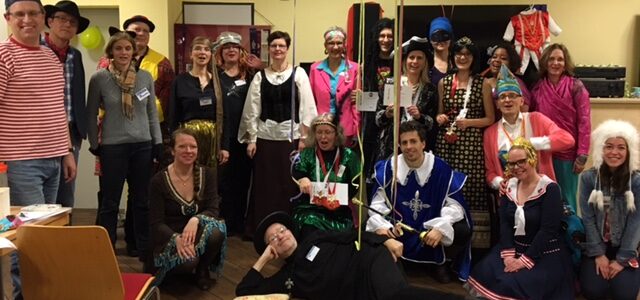 Kostümierte Teilnehmende der Kölner Sprechbar posieren beim Karneval Special im Bürgerhaus Deutz.
