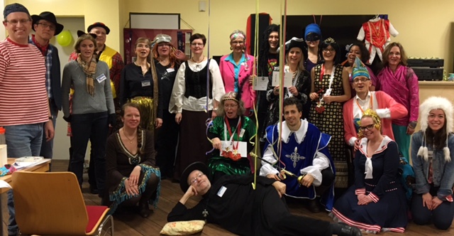 Kostümierte Teilnehmende der Kölner Sprechbar posieren beim Karneval Special im Bürgerhaus Deutz.