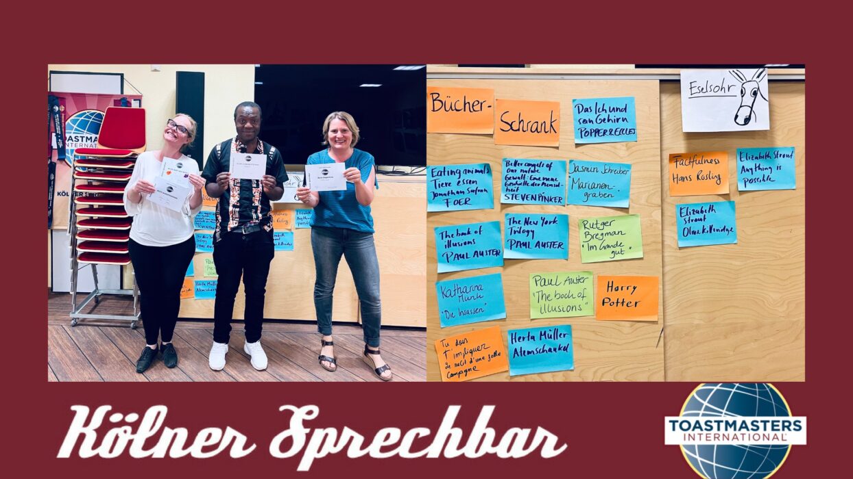 Dieselbe Szene mit den drei Ausgezeichneten neben einer Wand voller Klebezettel mit Lieblingsbuchtiteln, dazu Schriftzug „Kölner Sprechbar“ und Toastmasters-Logo.