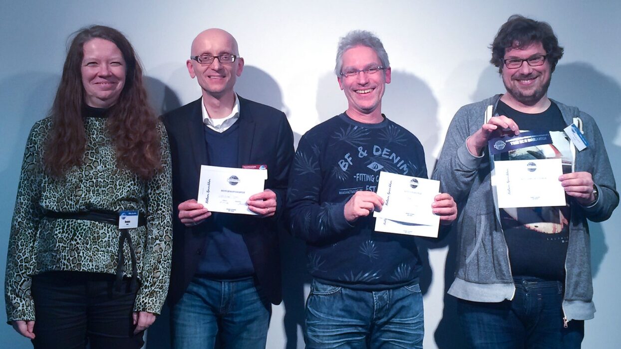 Vier Teilnehmende der Kölner Sprechbar stehen nach dem Clubabend mit Urkunden und Toastmasters-Unterlagen.