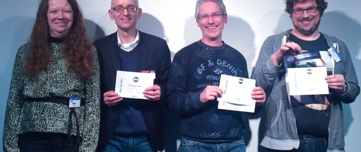 Vier Teilnehmende der Kölner Sprechbar stehen nach dem Clubabend mit Urkunden und Toastmasters-Unterlagen.
