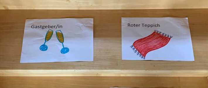 Handgezeichnetes Poster „Moderation macht Spass!“ mit vier Symbolkarten für die Rolle des Toastmasters des Abends: Gastgeber/in, Roter Teppich, Steuerfrau/mann und Organisation.