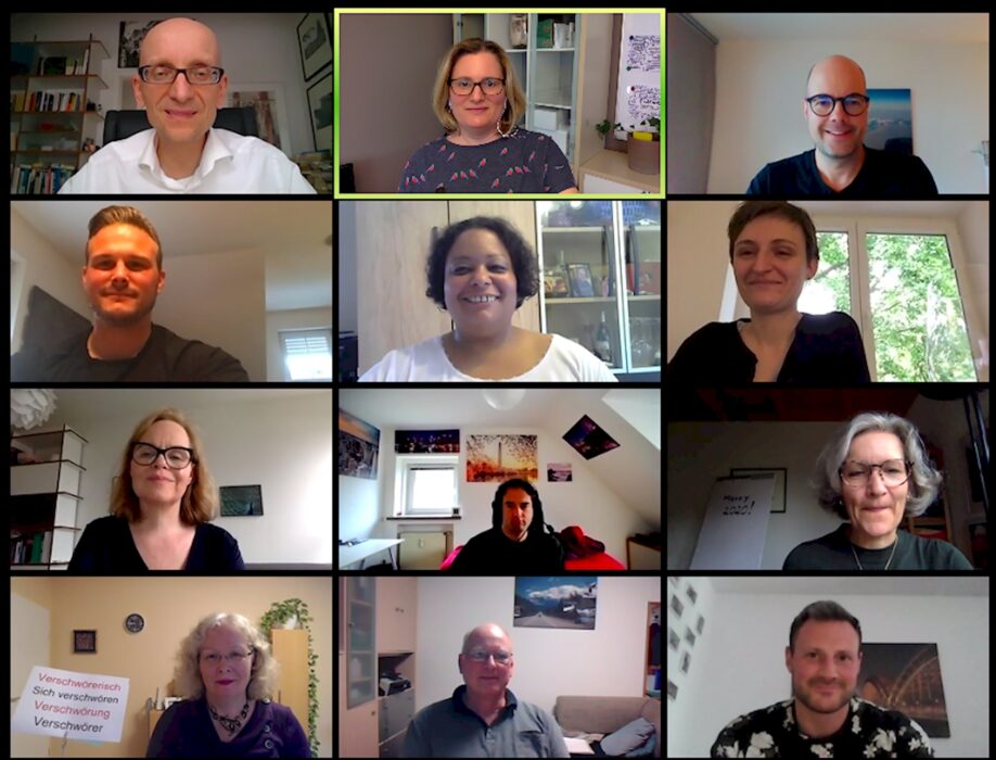 Bildschirmfoto eines Zoom-Online-Meetings mit zwölf hochmotivierten Toastmastern der Kölner Sprechbar.
