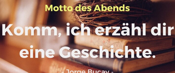 Grafik mit dem Motto des Abends „Komm, ich erzähl dir eine Geschichte“ von Jorge Bucay vor einem Bücherstapel.