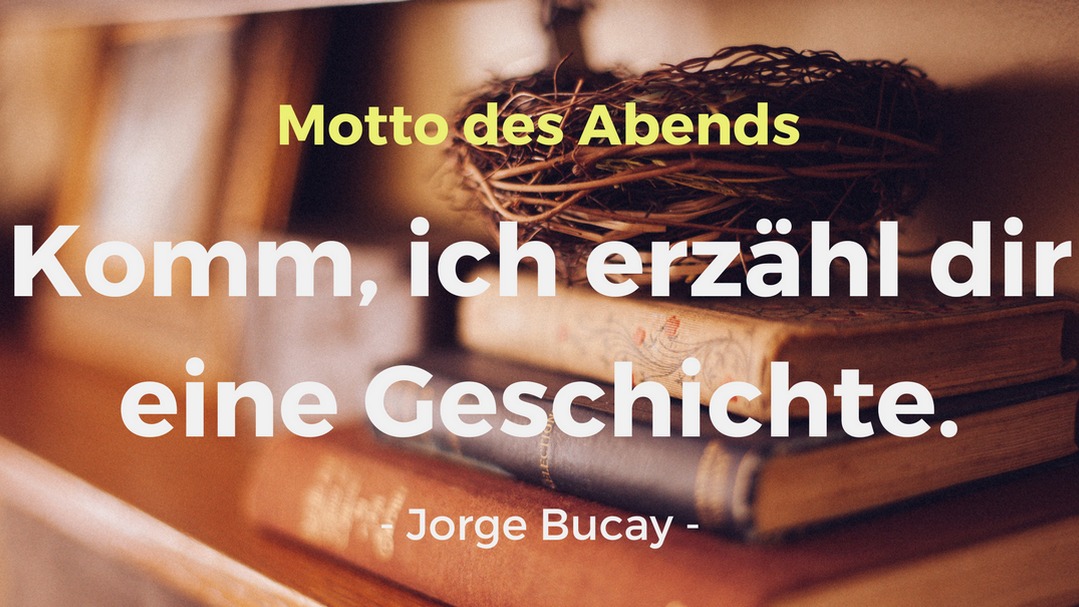 Grafik mit dem Motto des Abends „Komm, ich erzähl dir eine Geschichte“ von Jorge Bucay vor einem Bücherstapel.