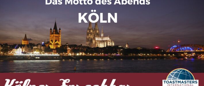 Grafik mit dem Motto des Abends „Köln“ vor der nächtlichen Kölner Skyline mit Dom und Rheinbrücke.