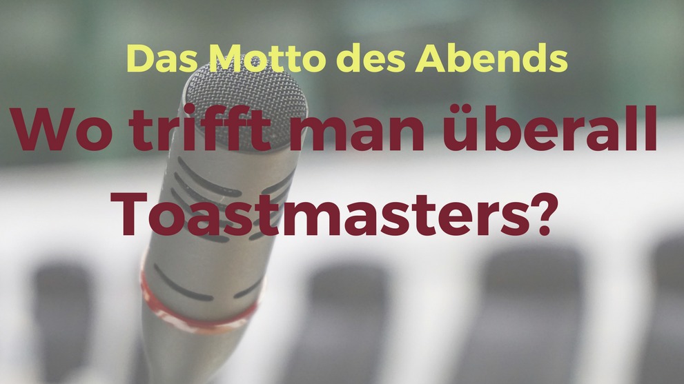 Grafik mit dem Motto des Abends „Wo trifft man überall Toastmasters?“ vor einem Mikrofon.