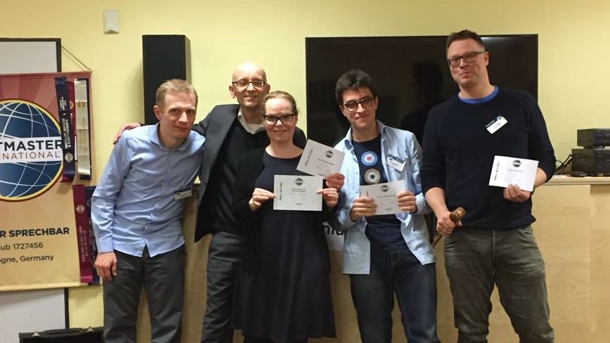 Mitglieder der Kölner Sprechbar während des englischsprachigen Clubabends "Nobody is perfect".