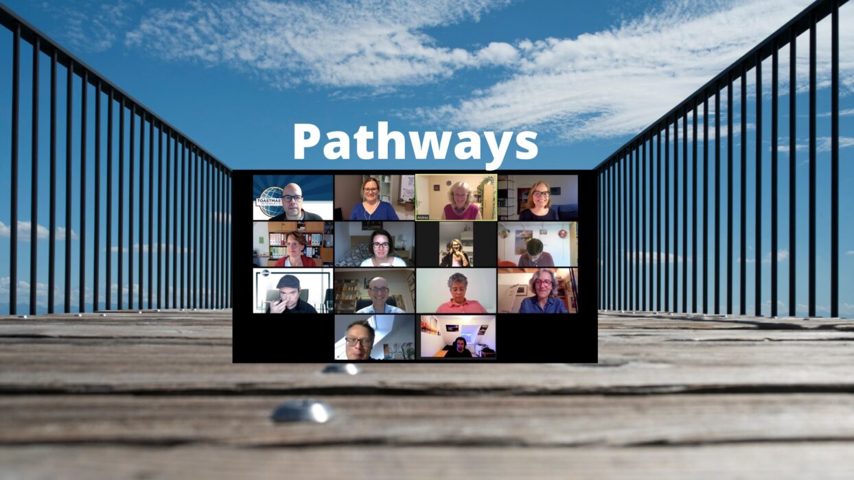 Grafik „Pathways“ über einem Zoom-Konferenz-Raster mit 14 Toastmasters-Mitgliedern und Gästen vor einem Steg mit Himmel im Hintergrund.