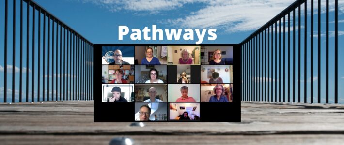 Pathways Grafik „Pathways“ über einem Zoom-Konferenz-Raster mit 14 Toastmasters-Mitgliedern und Gästen vor einem Steg mit Himmel im Hintergrund.